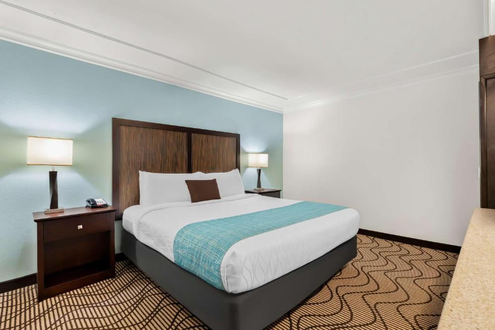 King Suite with Spa Bath and Sofa Bed - Corner Room/Non-Smoking interior
